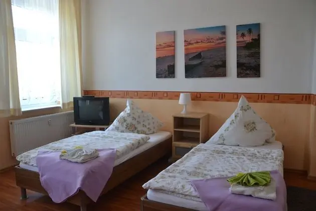 İki Ayrı Yataklı Oda, Ortak Banyo