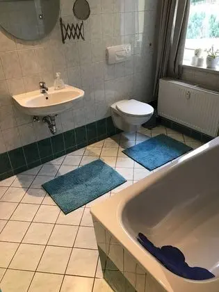 İki Ayrı Yataklı Oda, Ortak Banyo