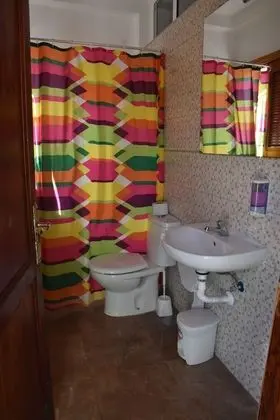 İki Ayrı Yataklı Oda, Ortak Banyo