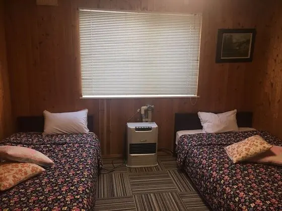 İki Ayrı Yataklı Oda, Ortak Banyo
