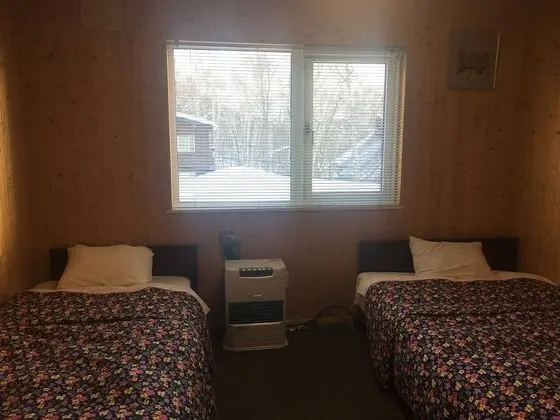 İki Ayrı Yataklı Oda, Ortak Banyo
