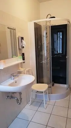 Design Tek Büyük Yataklı Oda, Banyolu/Duşlu