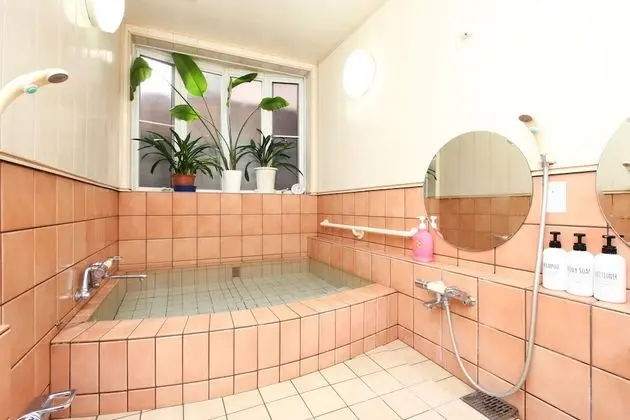 Üç Kişilik Oda, Ortak Banyo (Private Toilet)