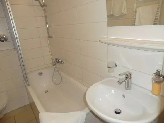 Tek Büyük Yataklı Oda, Ortak Banyo