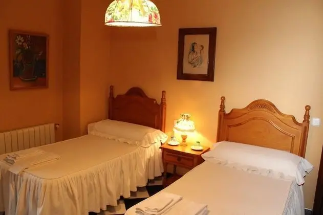 İki Ayrı Yataklı Oda, Ortak Banyo (Ramón)