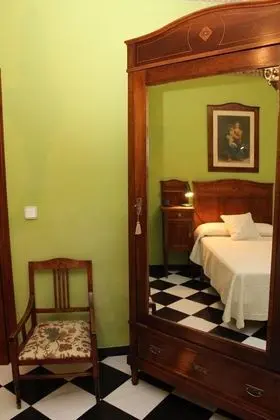 Tek Kişilik Oda, Ortak Banyo (Manolo)