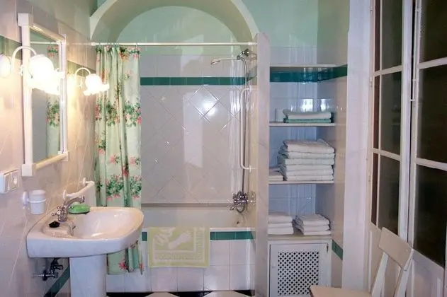 Tek Kişilik Oda, Ortak Banyo (Manolo)