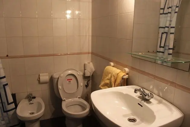 Dört Kişilik Oda, Ortak Banyo