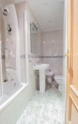 Tek Büyük Yataklı Oda, Ortak Banyo