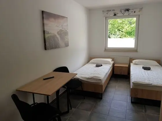 İki Ayrı Yataklı Oda, Ortak Banyo