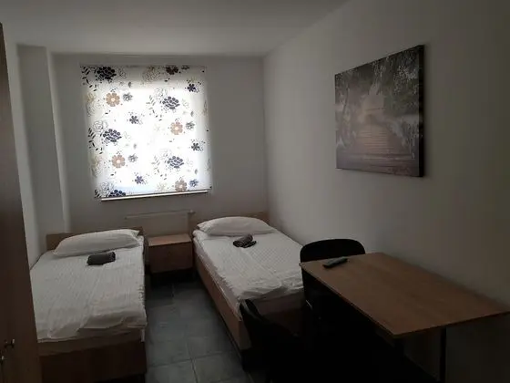 İki Ayrı Yataklı Oda, Ortak Banyo