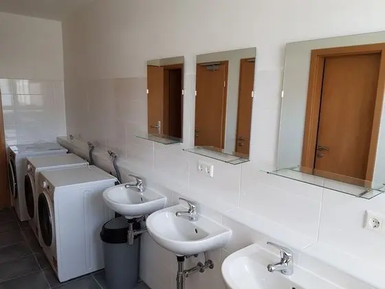 İki Ayrı Yataklı Oda, Ortak Banyo