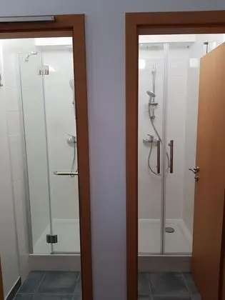 İki Ayrı Yataklı Oda, Ortak Banyo