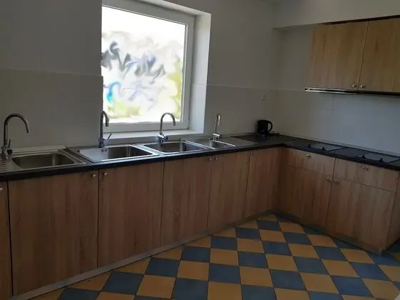 İki Ayrı Yataklı Oda, Ortak Banyo