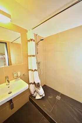 Basic Dört Kişilik Oda, Tepe Manzaralı
