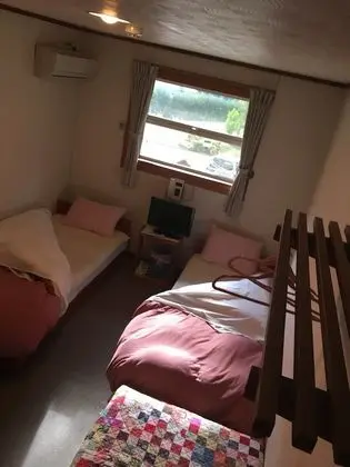 İki Ayrı Yataklı Oda, Ortak Banyo