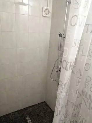 İki Ayrı Yataklı Oda, Ortak Banyo