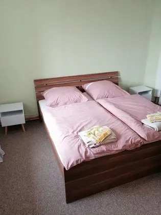 İki Ayrı Yataklı Oda, Ortak Banyo