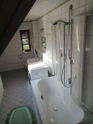 İki Ayrı Yataklı Oda, Ortak Banyo
