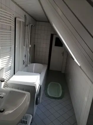 İki Ayrı Yataklı Oda, Ortak Banyo
