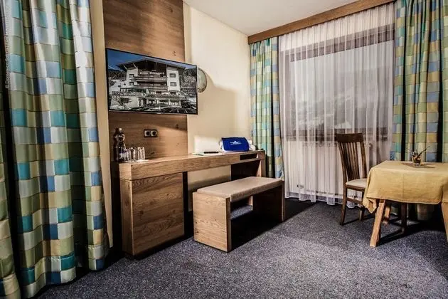 Tek Büyük Yataklı Oda, Balkon, Dağ Manzaralı