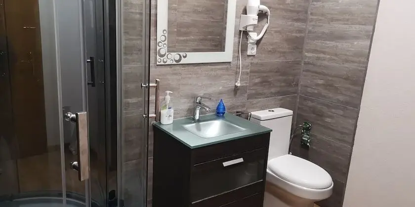 Standard Tek Büyük veya İki Ayrı Yataklı Oda, Ortak Banyo