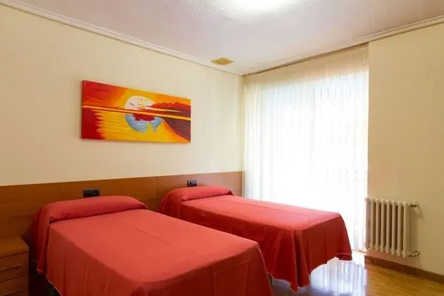 İki Ayrı Yataklı Oda, Ortak Banyo