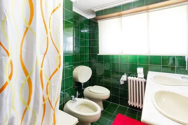 İki Ayrı Yataklı Oda, Ortak Banyo