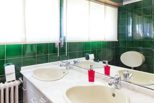 İki Ayrı Yataklı Oda, Ortak Banyo