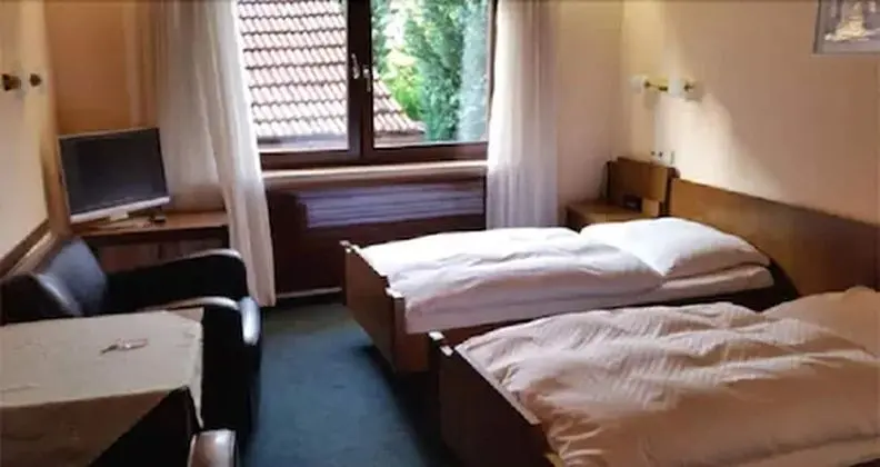 Tek Büyük veya İki Ayrı Yataklı Oda (with Shower)