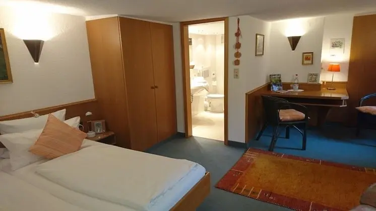 Standard Tek Büyük Yataklı Oda, Banyolu/Duşlu, Avlu Manzaralı (Doppezlzimmer Nr. 3)