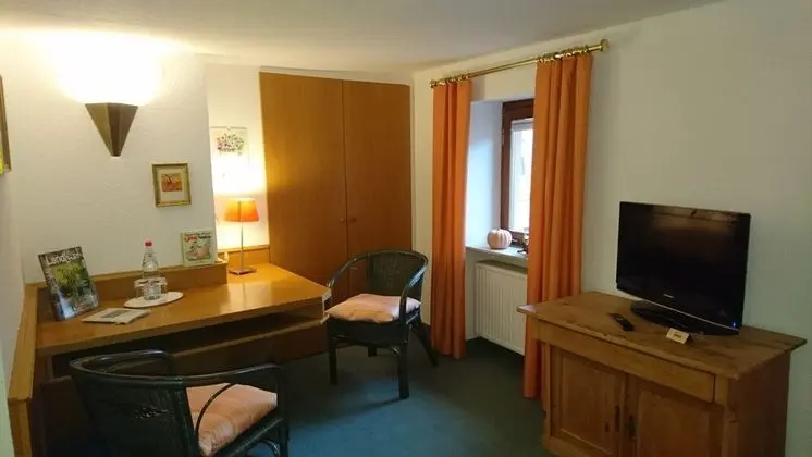 Standard Tek Büyük Yataklı Oda, Banyolu/Duşlu, Avlu Manzaralı (Doppezlzimmer Nr. 3)