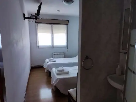 Tek Büyük Yataklı Oda (sink in the room)