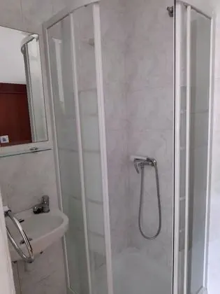 Tek Büyük Yataklı Oda (sink in the room)