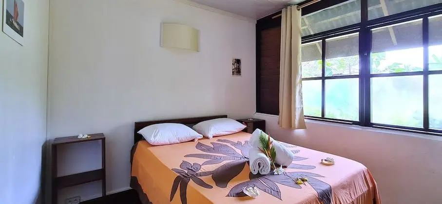 Tek Büyük Yataklı Oda, Ortak Banyo, Bahçe Manzaralı (Taina)