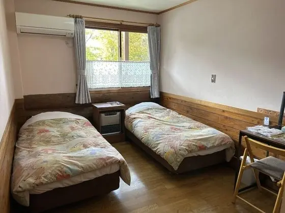 İki Ayrı Yataklı Oda, Ortak Banyo