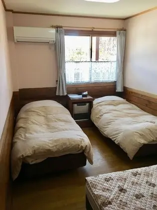 İki Ayrı Yataklı Oda, Ortak Banyo