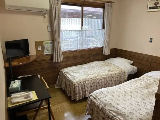 İki Ayrı Yataklı Oda, Ortak Banyo