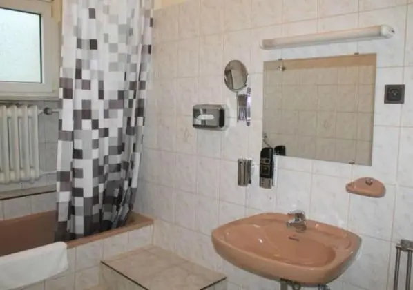 Tek Büyük Yataklı Oda, Ortak Banyo