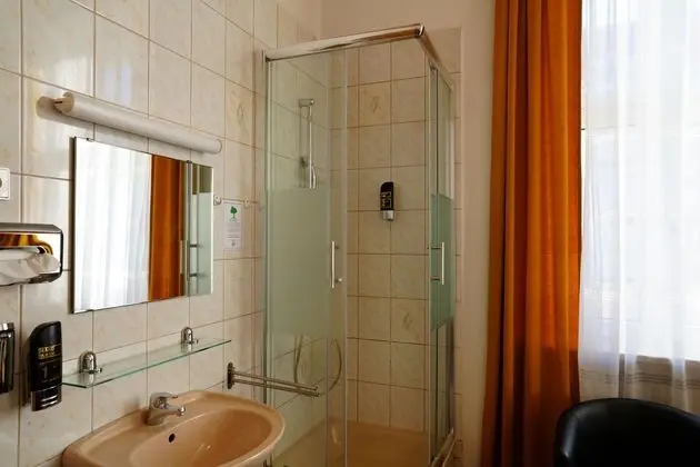 Tek Büyük Yataklı Oda, Ortak Banyo