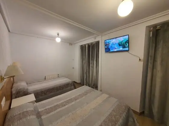 Üç Kişilik Oda, Özel Banyo (Cama Doble y Cama Individual)