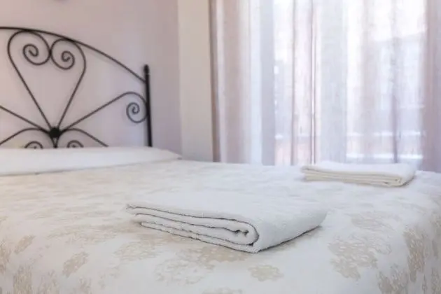 Tek Büyük veya İki Ayrı Yataklı Oda, Ortak Banyo