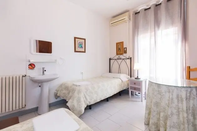 Tek Büyük veya İki Ayrı Yataklı Oda, Ortak Banyo