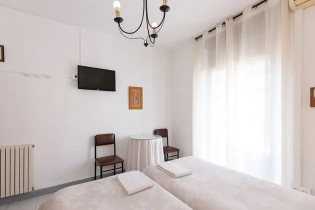 Tek Büyük veya İki Ayrı Yataklı Oda, Ortak Banyo