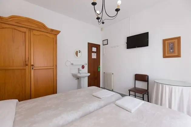 Tek Büyük veya İki Ayrı Yataklı Oda, Ortak Banyo