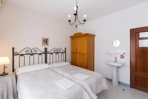 Tek Büyük veya İki Ayrı Yataklı Oda, Ortak Banyo