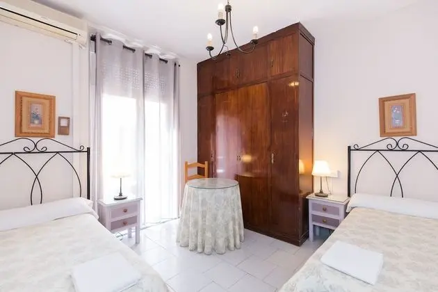 Tek Büyük veya İki Ayrı Yataklı Oda, Ortak Banyo