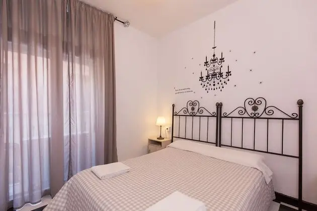 Tek Büyük veya İki Ayrı Yataklı Oda, Ortak Banyo