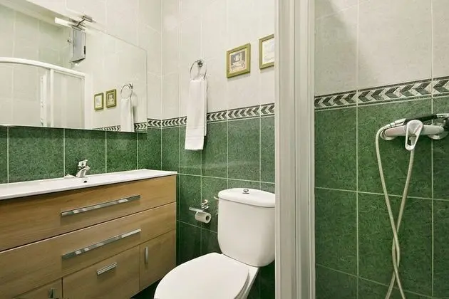Tek Büyük veya İki Ayrı Yataklı Oda, Ortak Banyo