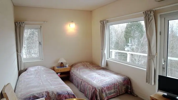 İki Ayrı Yataklı Oda, Ortak Banyo